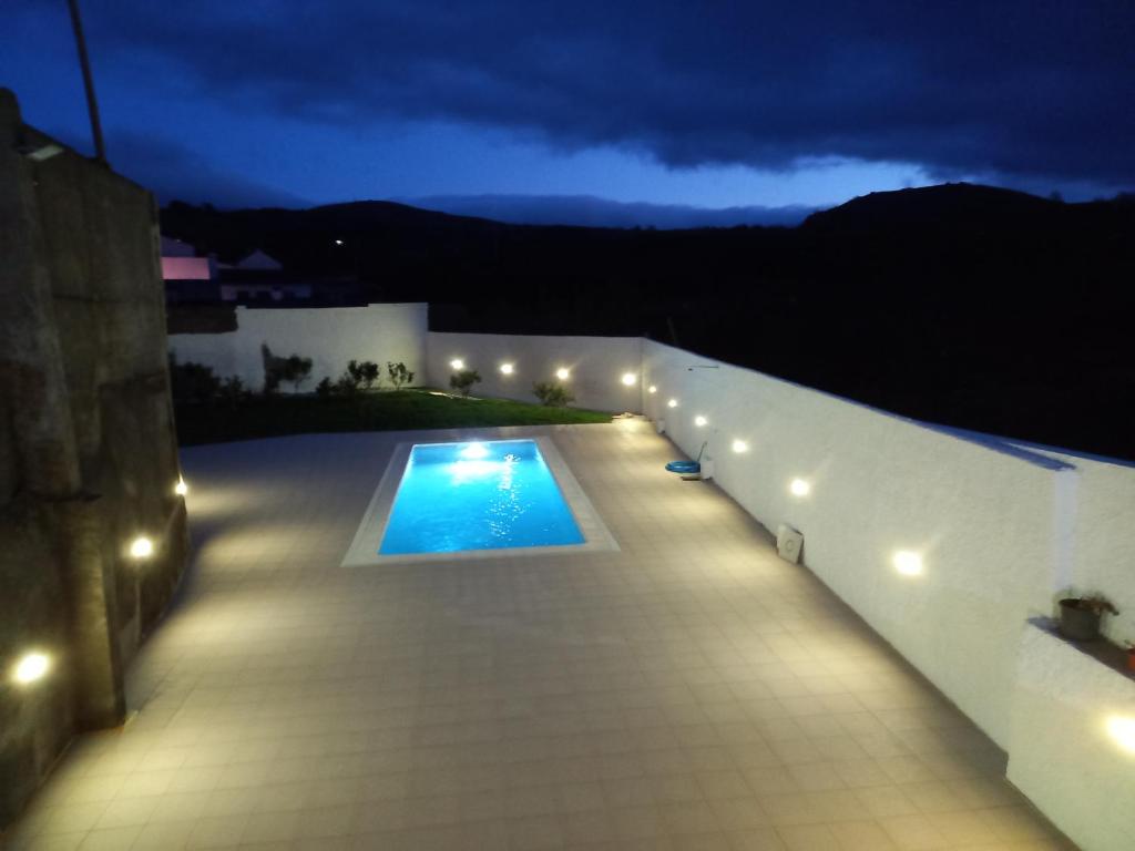 大里贝拉Cantinho do Pensamento的一座晚上设有游泳池的房子