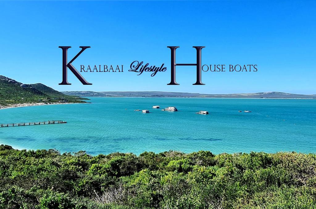 兰格班Kraalbaai Lifestyle House Boats的享有海滩和水中船只的景色