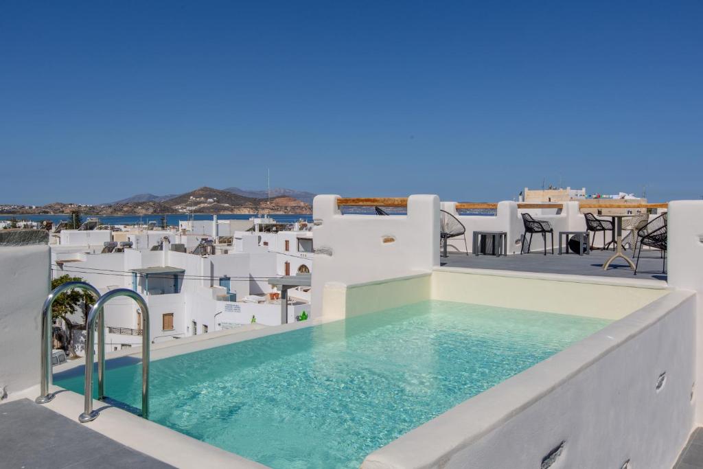 纳克索乔拉Ampelos Residence Naxos的白色建筑屋顶上的游泳池