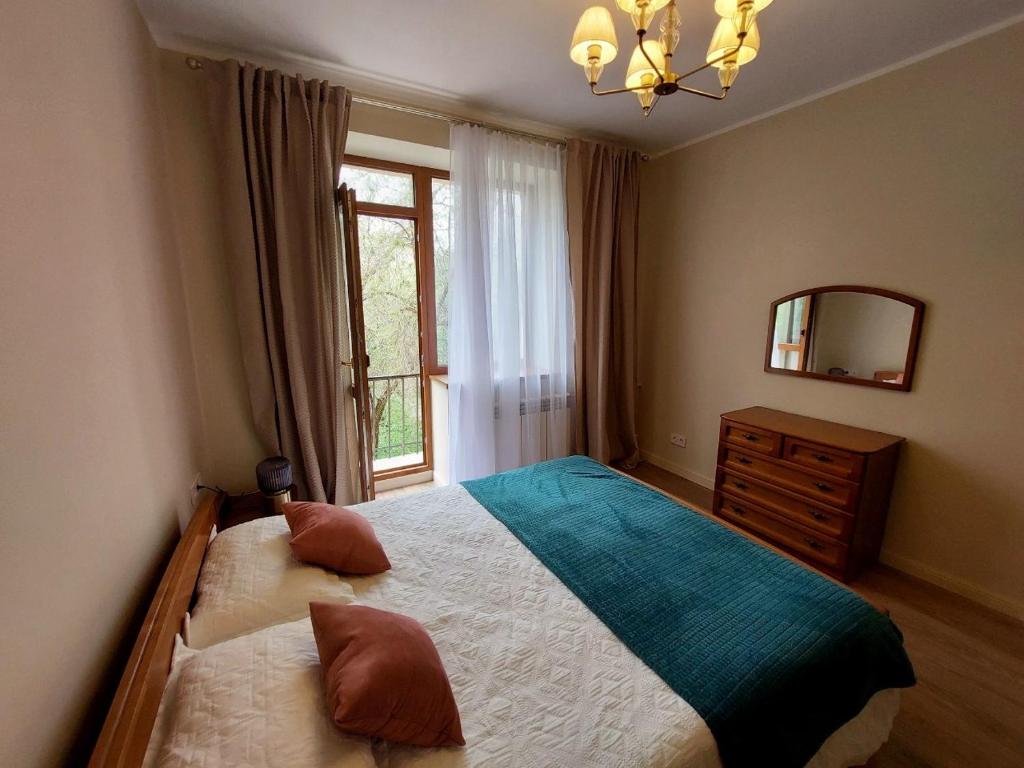 阿拉木图Квартира в самом центре的一间卧室配有一张带镜子的床和窗户