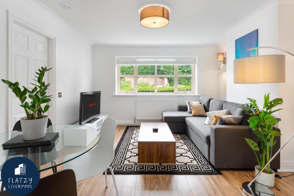 利物浦FLATZY - Quiet Sefton Park Luxury Apartment的客厅配有沙发和桌子