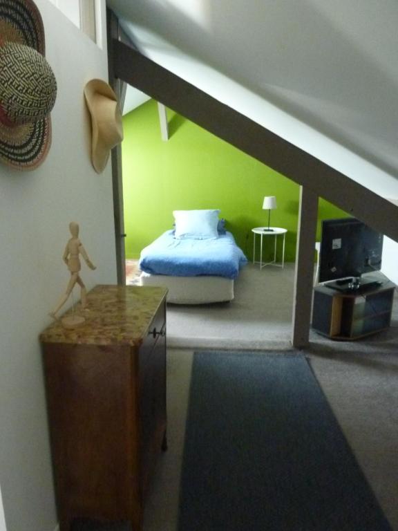 塔布Etage privatif的一间卧室配有一张床、一张沙发和一张桌子