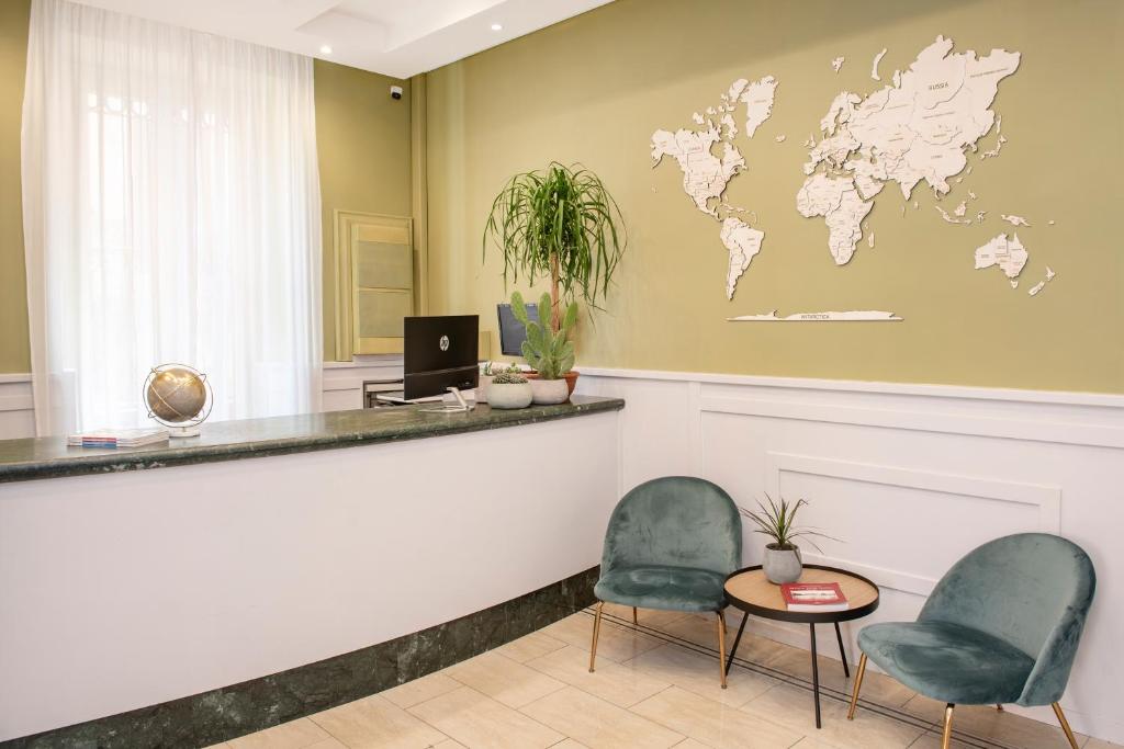 罗马Hotel Parker - Gruppo BLAM HOTELS的一间设有两把椅子的等候室和一个世界壁画柜台