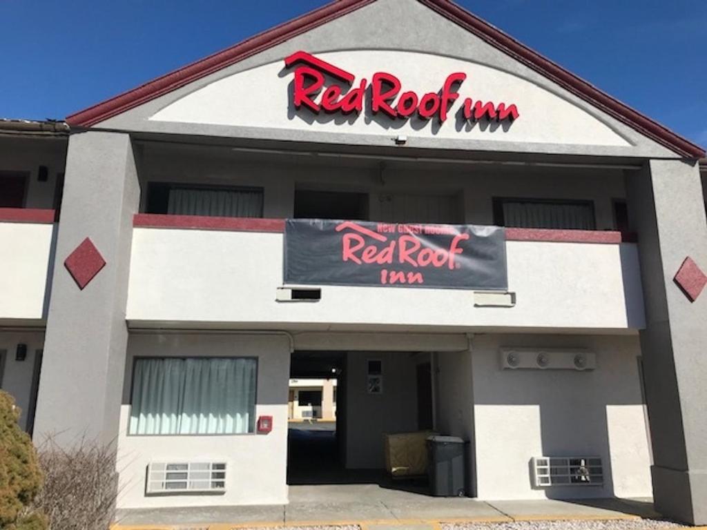 萨默塞特Red Roof Inn Somerset, PA的红色岩石餐厅,设有红色屋顶
