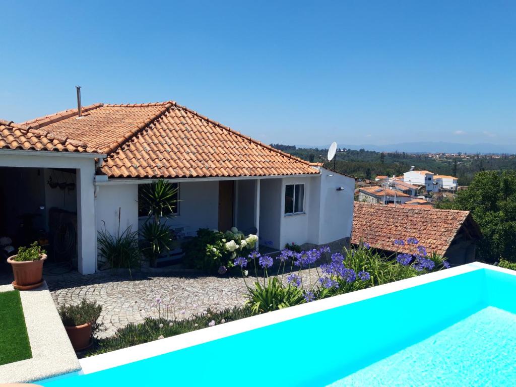 Pinheiro de ÁzereCASA DAS 4 MARIAS的一座带游泳池和房子的别墅