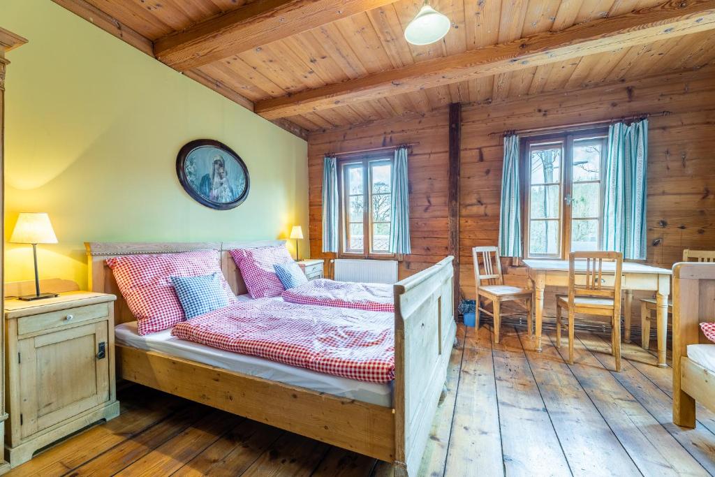 克拉斯纳利帕Penzion a hostinec Kyjovská terasa的卧室配有一张床和一张桌子及椅子