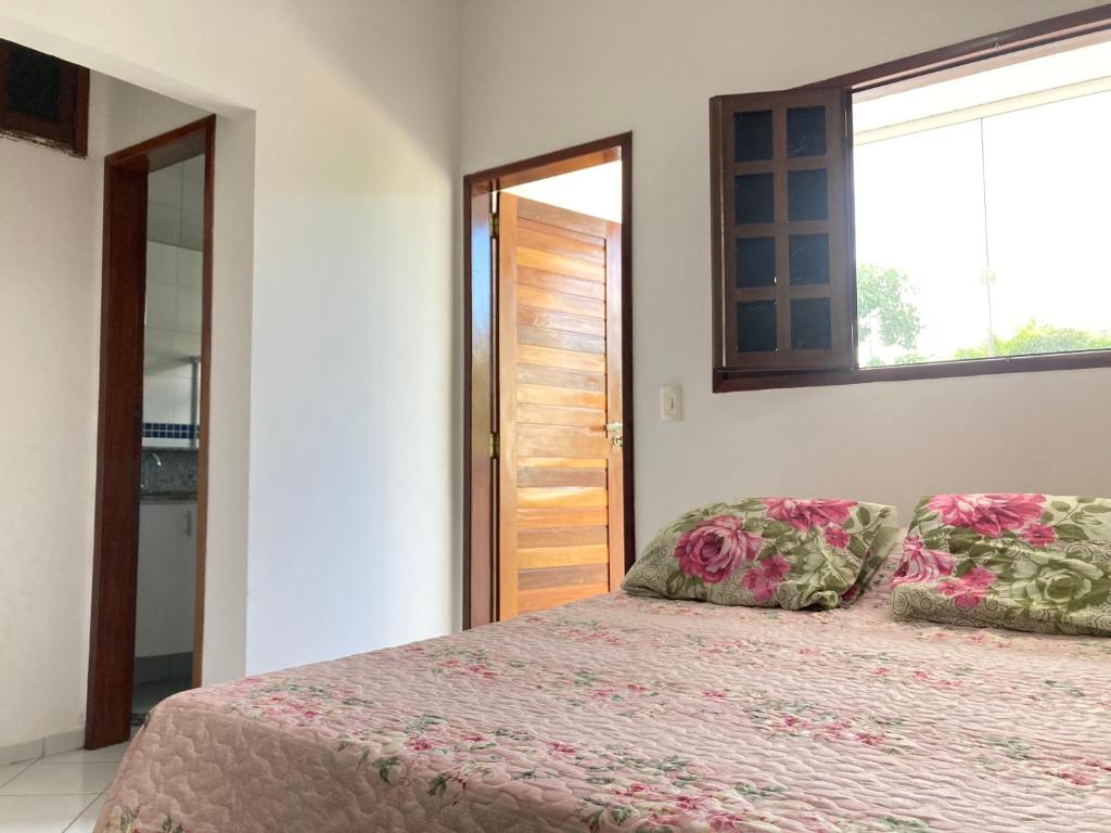 巴纳内拉斯Villa Nevada Hostel的一间卧室设有一张床和一个窗口