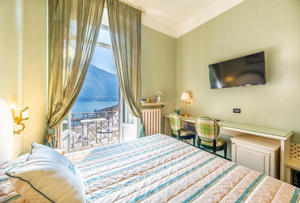 切尔诺比奥米罗拉歌酒店的酒店客房设有一张床,享有海景。
