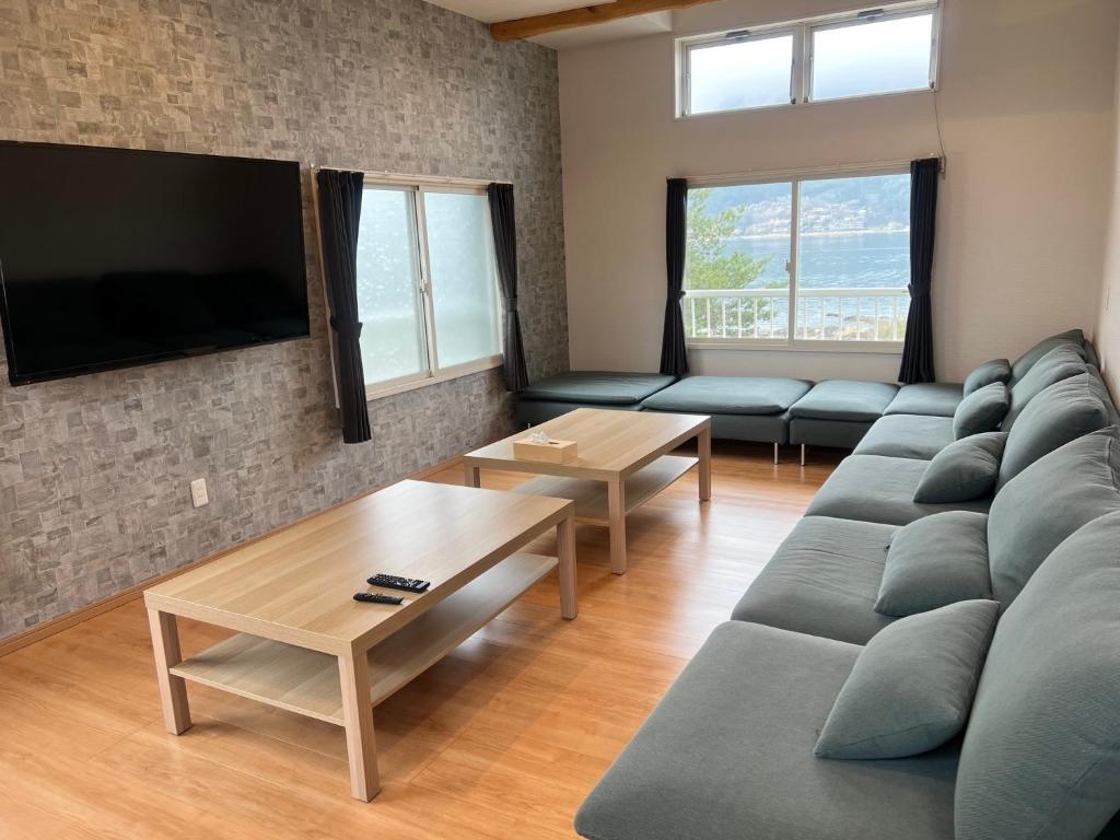 大石Koya TRIBE - Vacation STAY 48392v的带沙发和平面电视的客厅