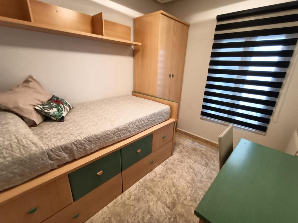 萨拉曼卡Luxury Family Homes K的一间小卧室,配有一张床和一张桌子