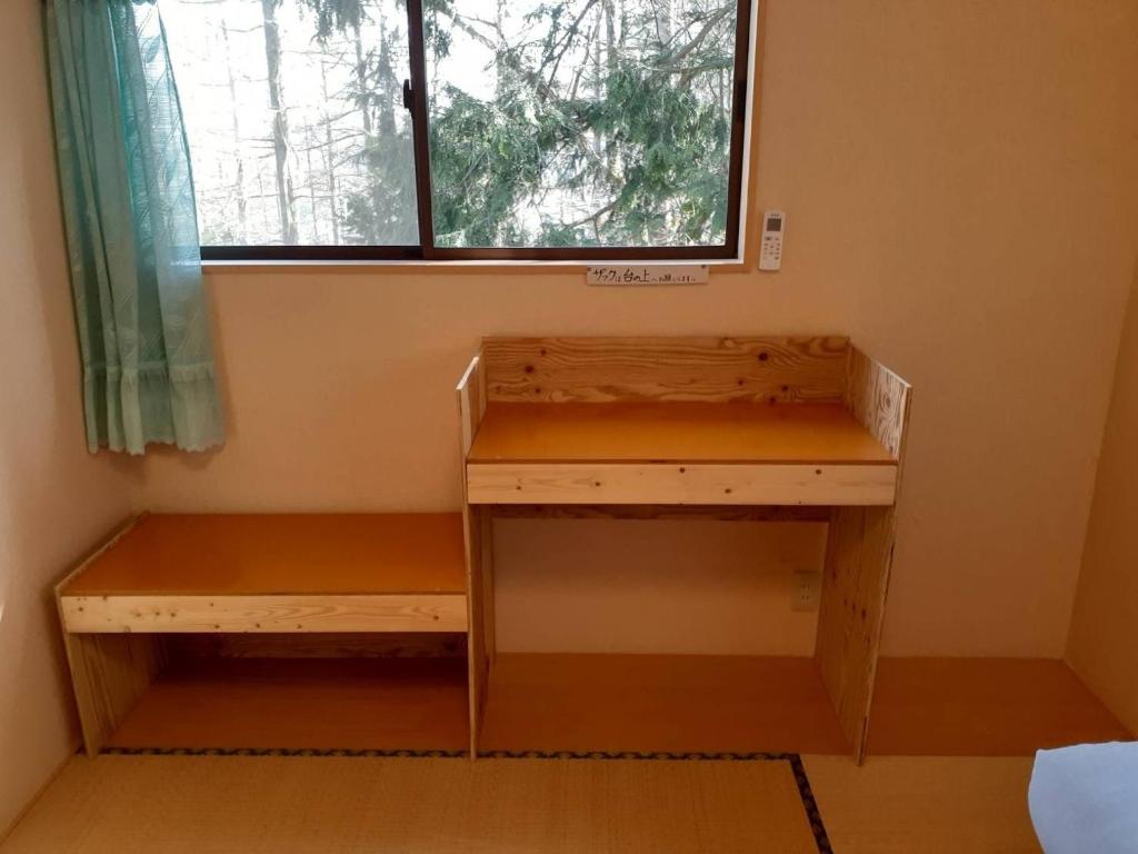 南阿尔卑斯市Yasha Gami Hutte - Vacation STAY 36327v的窗户客房内的一张桌子和长凳