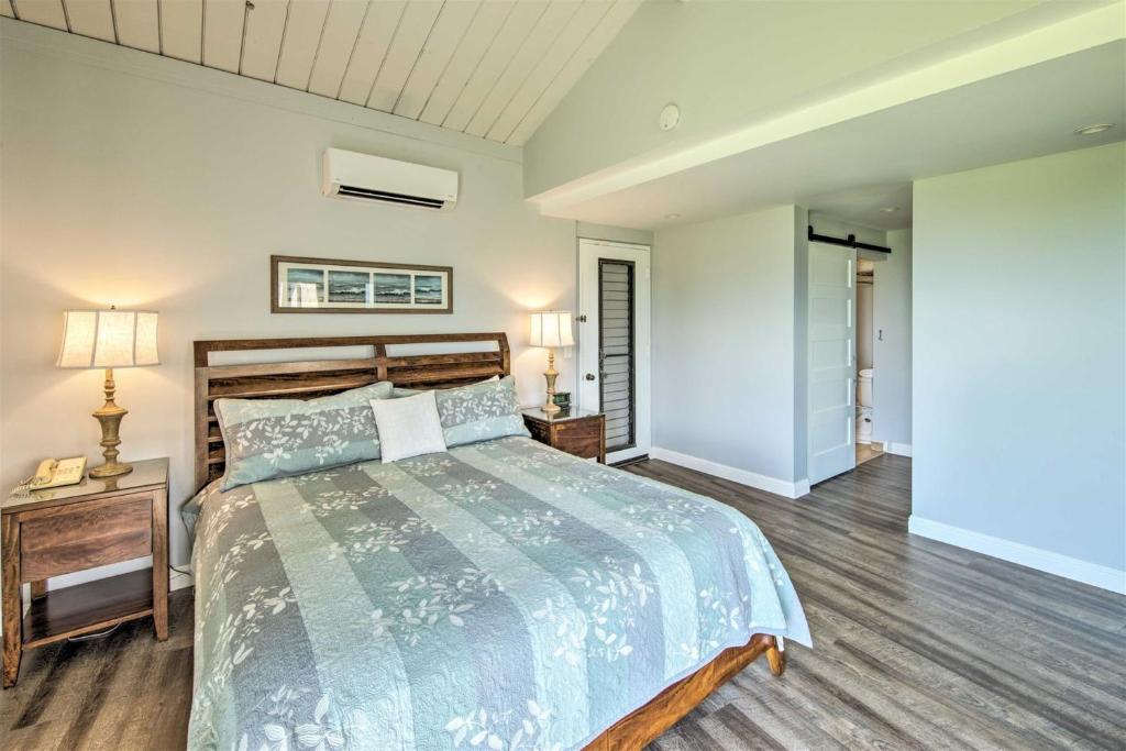 普林斯维尔Hanalei Bay Resort 8234的一间卧室设有一张大床,铺有木地板