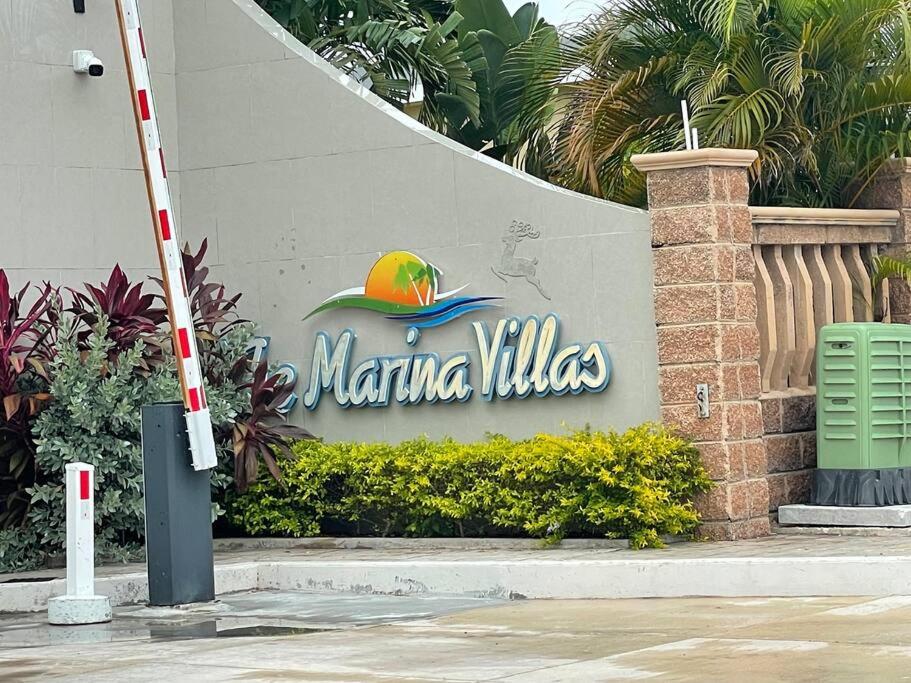 圣安斯贝Exclusive Holidays at The Marina Villas的大楼一侧的码头别墅标志