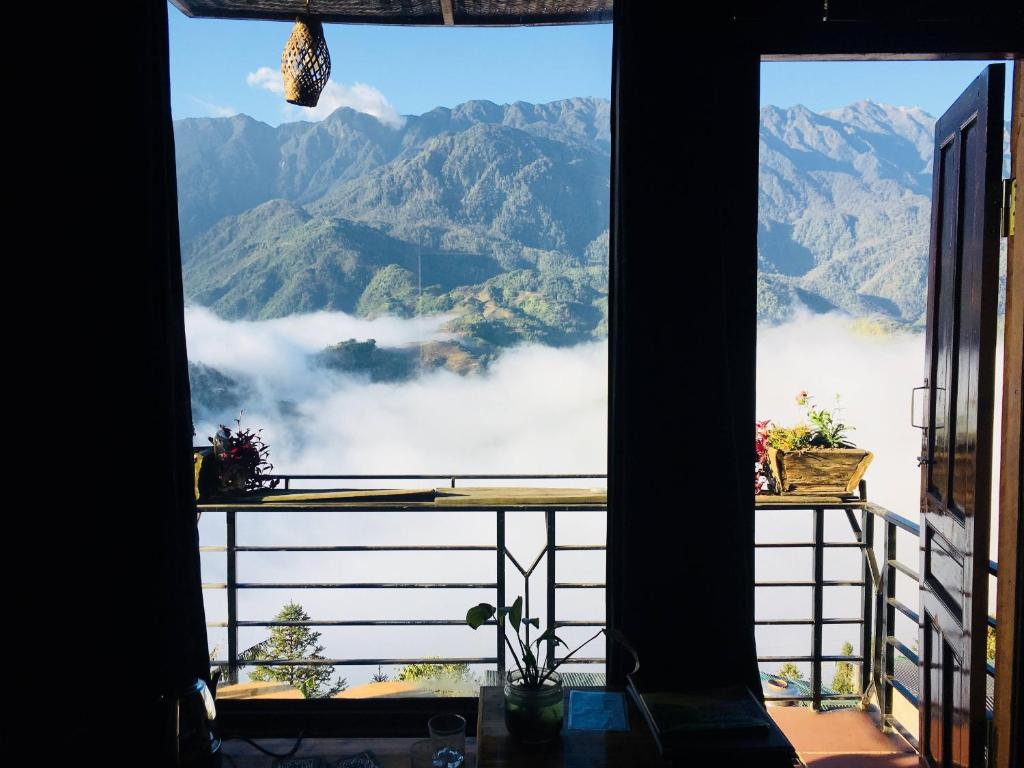萨帕Mintu Home的山景窗户。