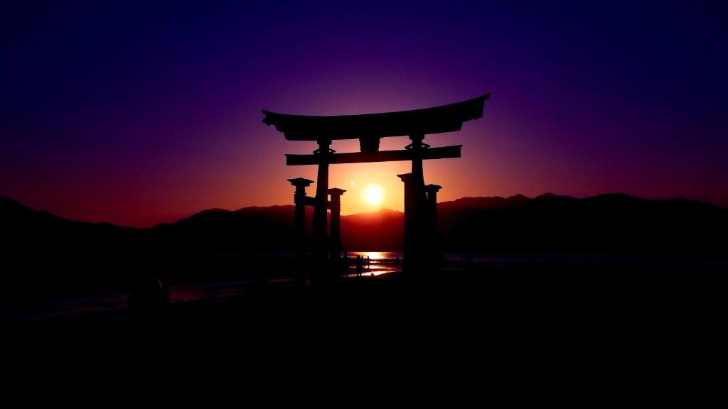 宫岛Full house Miyajima的日落前的亚洲大门