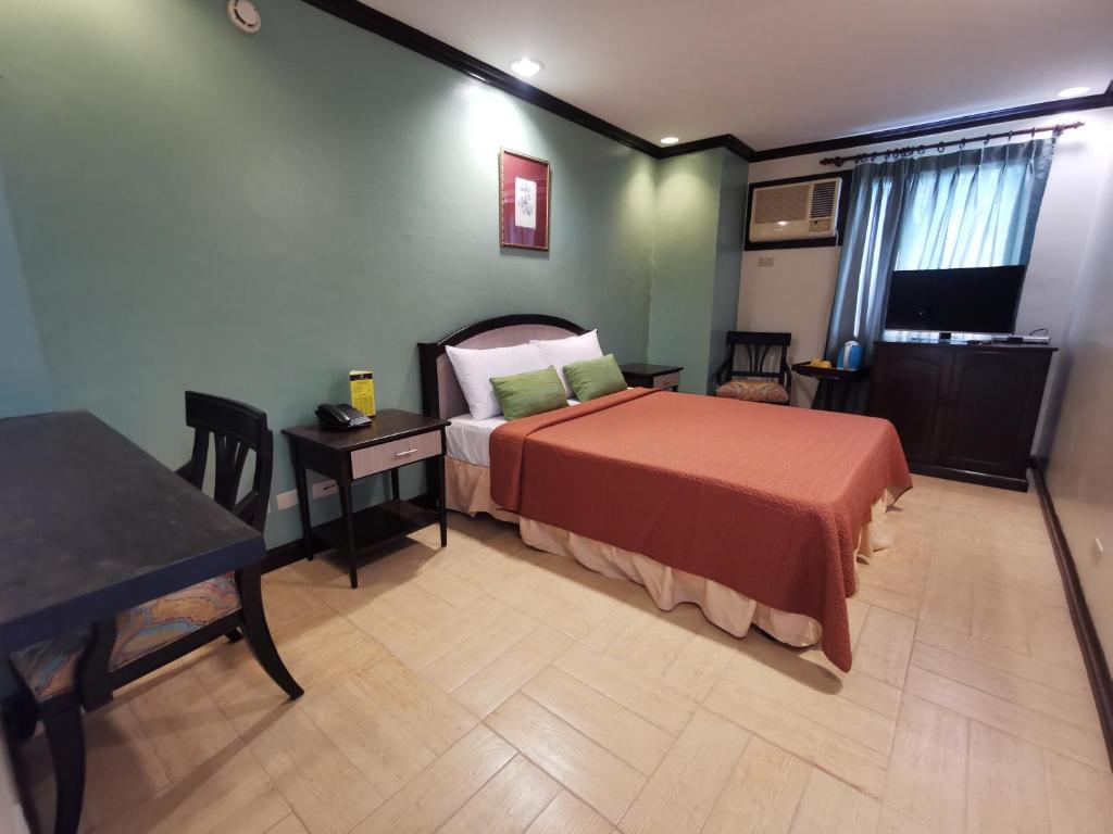 大雅台大雅台乡村酒店的一间卧室配有一张床、一张桌子和一张桌子