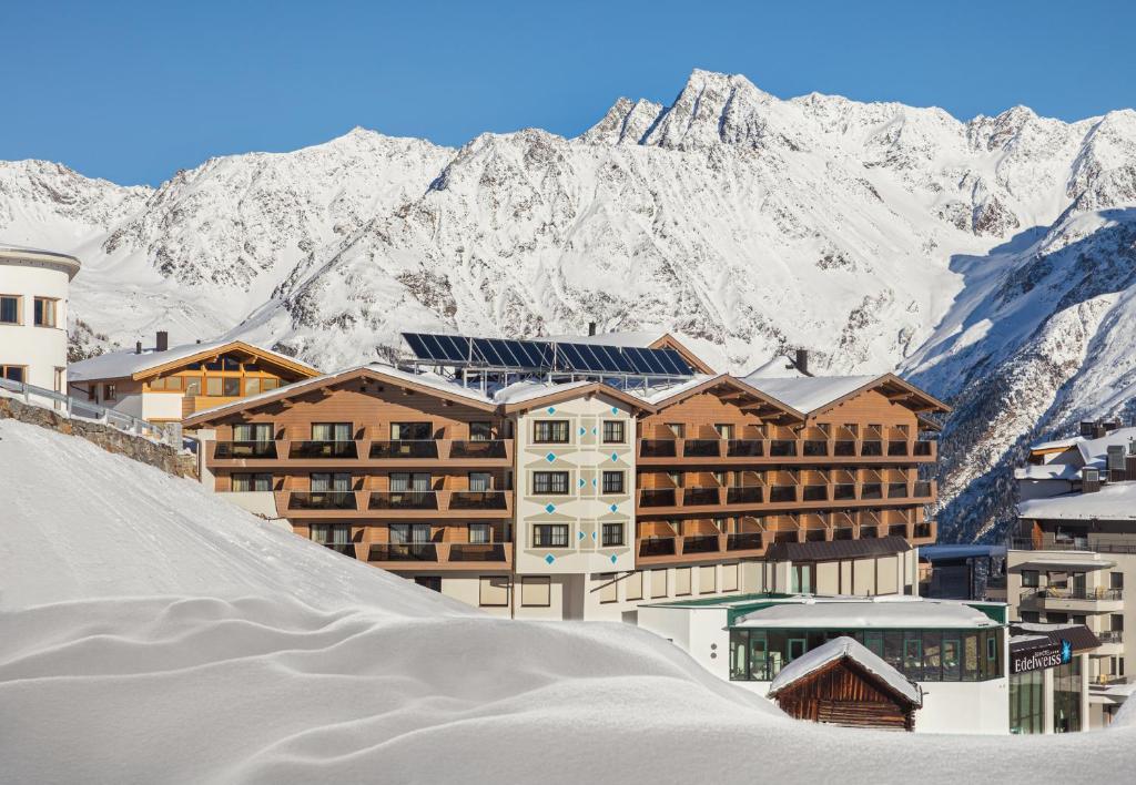 索尔登Hotel Edelweiss Hochsölden Superior的一座拥有雪覆盖山脉的度假村