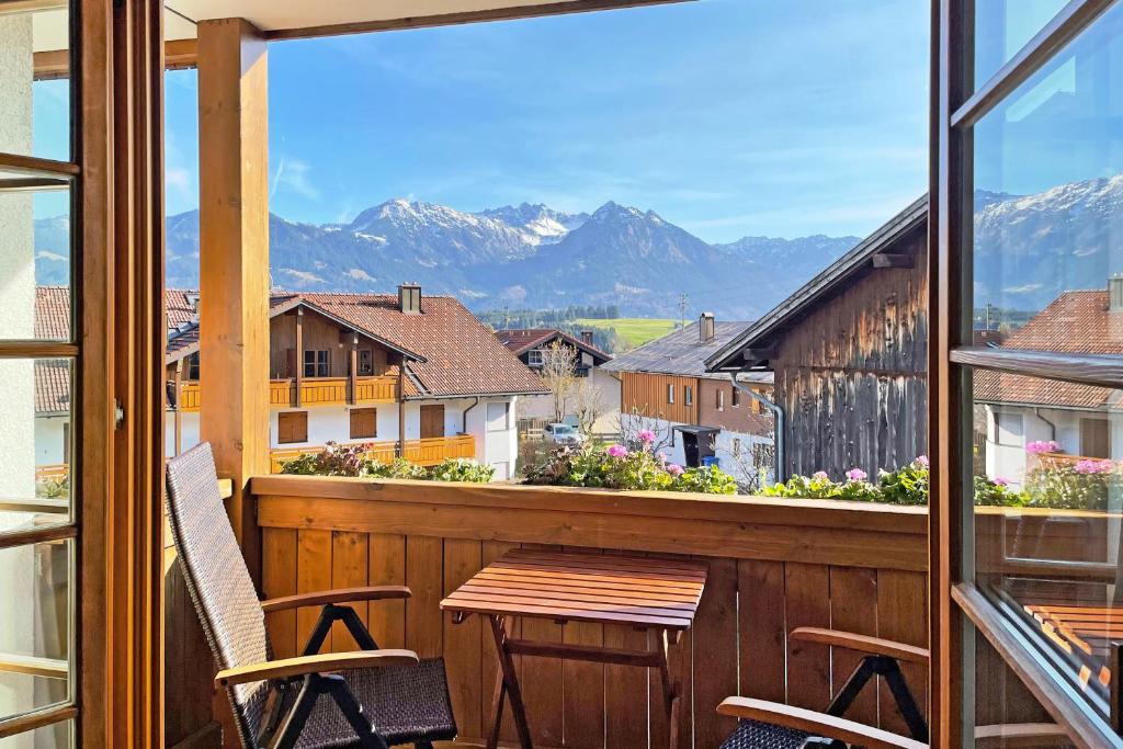 博尔斯特尔朗Alpenkönig的阳台配有桌椅,享有山景。