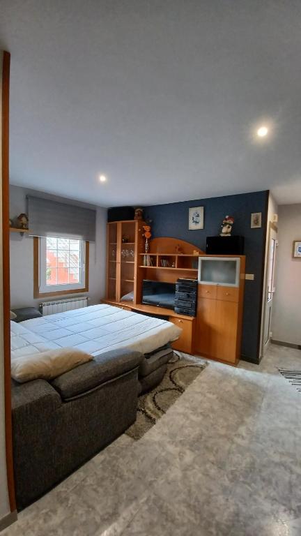 莫斯Eira Vella的一间卧室配有一张床和一台电视