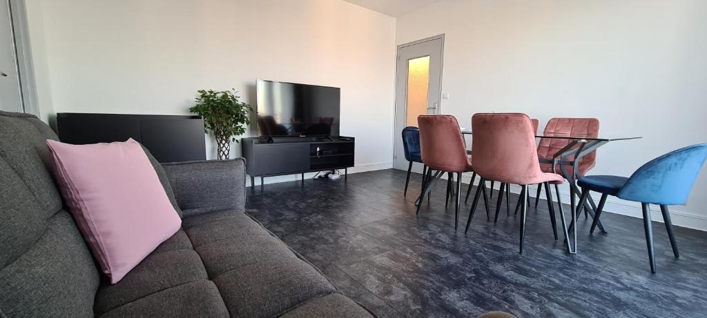 诺伊斯·勒·格兰德Appartement 65m² Paris - DisneyLand - RER A的客厅配有沙发和桌椅