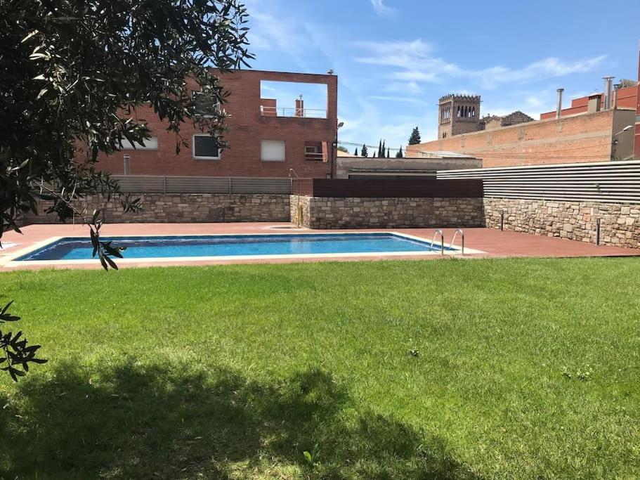 伊瓜拉达Apartamento con encanto的一座建筑物的院子内的游泳池