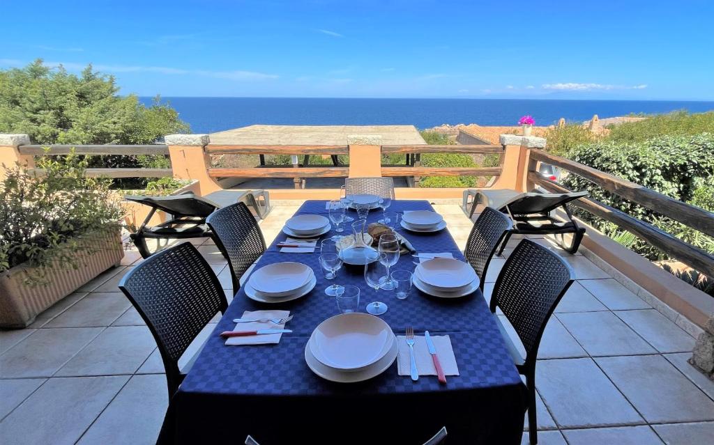 帕拉迪索海岸Veranda sul Paradiso的阳台配有蓝色桌子和椅子,享有海景