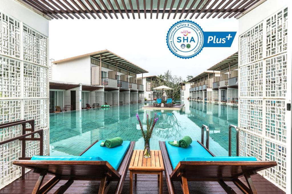 蔻立The Briza Beach Resort, Khao Lak SHA Extra Plus的普克特海滨度假村别墅的游泳池景