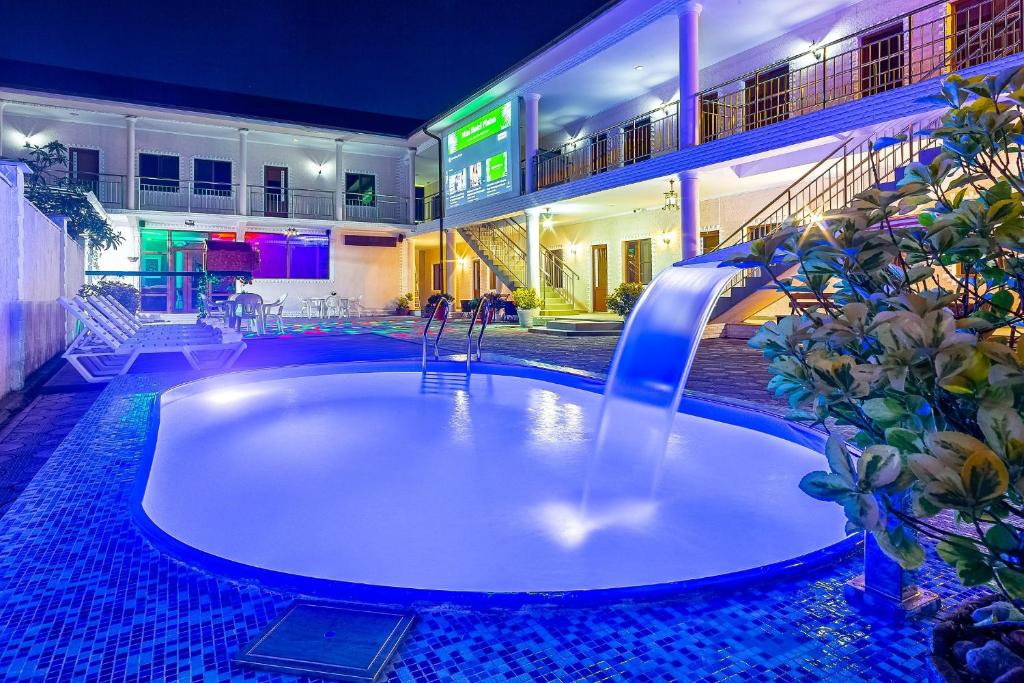 桑德雷什Mini Hotel Platan的一座建筑中间的游泳池,带喷泉