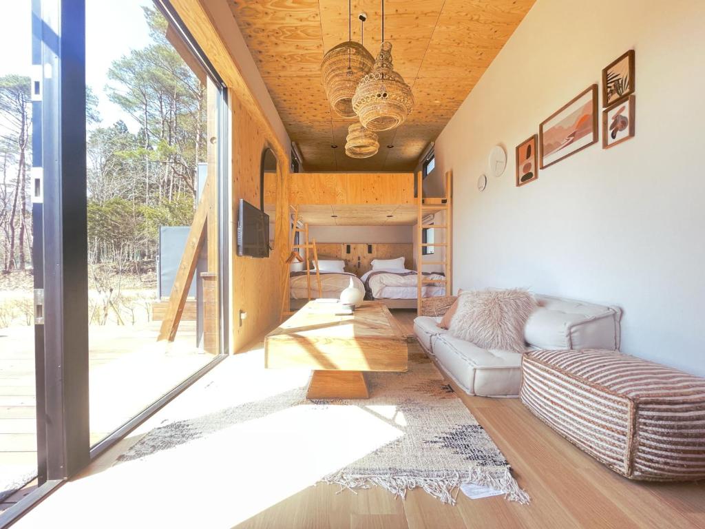 山中湖村GLANSTELLA CABIN Fujiyamanakako的带沙发和电视的客厅