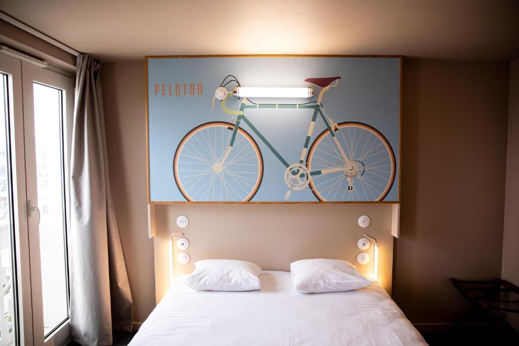 图尔The People - Tours的挂在床上方墙上的自行车