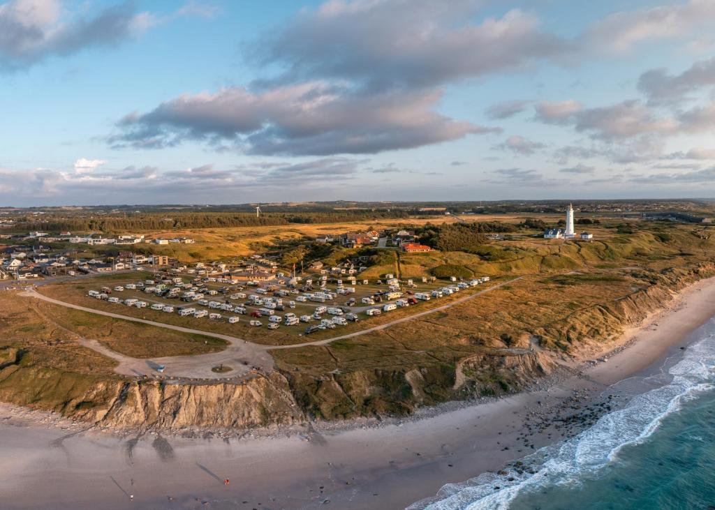 希茨海尔斯Hirtshals Camping的享有海滩和海洋的空中景致