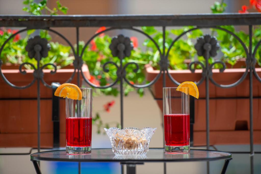 阿杰罗拉Casa Villani的上方橘子的玻璃桌上喝三杯鸡尾酒