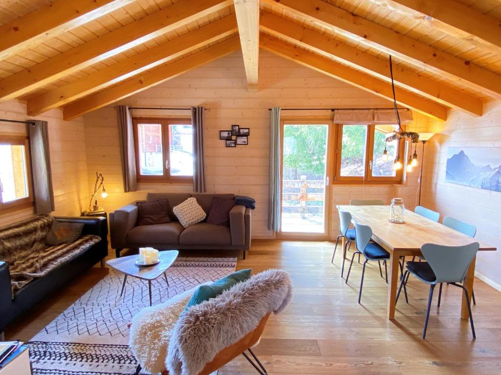 萨斯费3-Schlafzimmer Chalet Eichhorn****, Saas Fee 1800m的客厅配有沙发和桌子