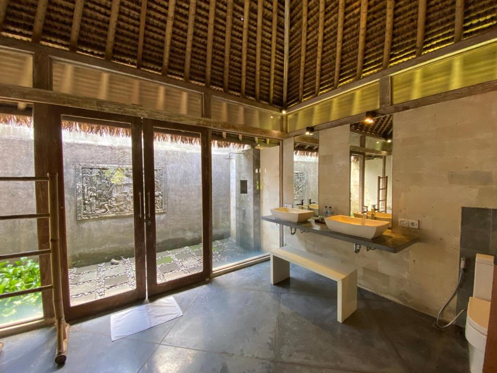希德门英达田园别墅的一间带两个盥洗盆的浴室和一个大窗户