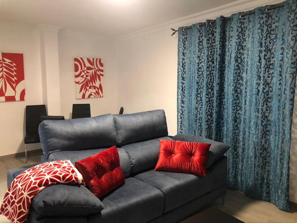 塞特尼尔casa Encarni, balcon de las cuevas的客厅里一张带两个红色枕头的沙发
