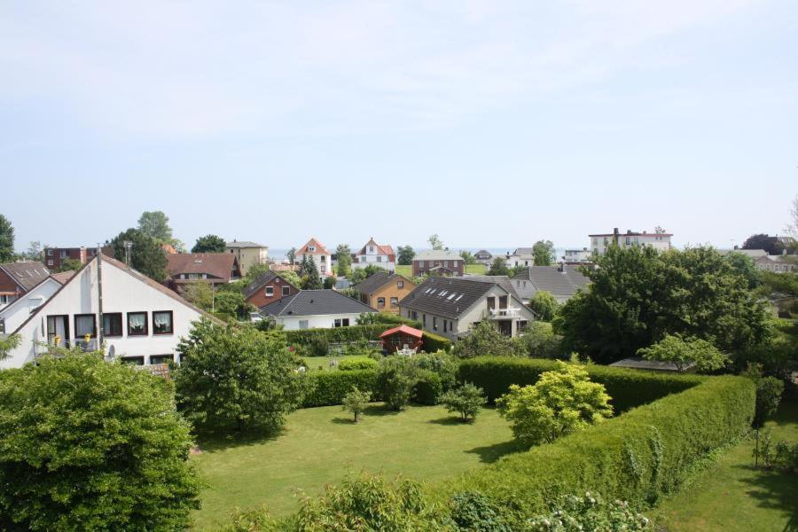 达默Lindenhof Wohnung 19的享有带房屋和花园的城镇美景。
