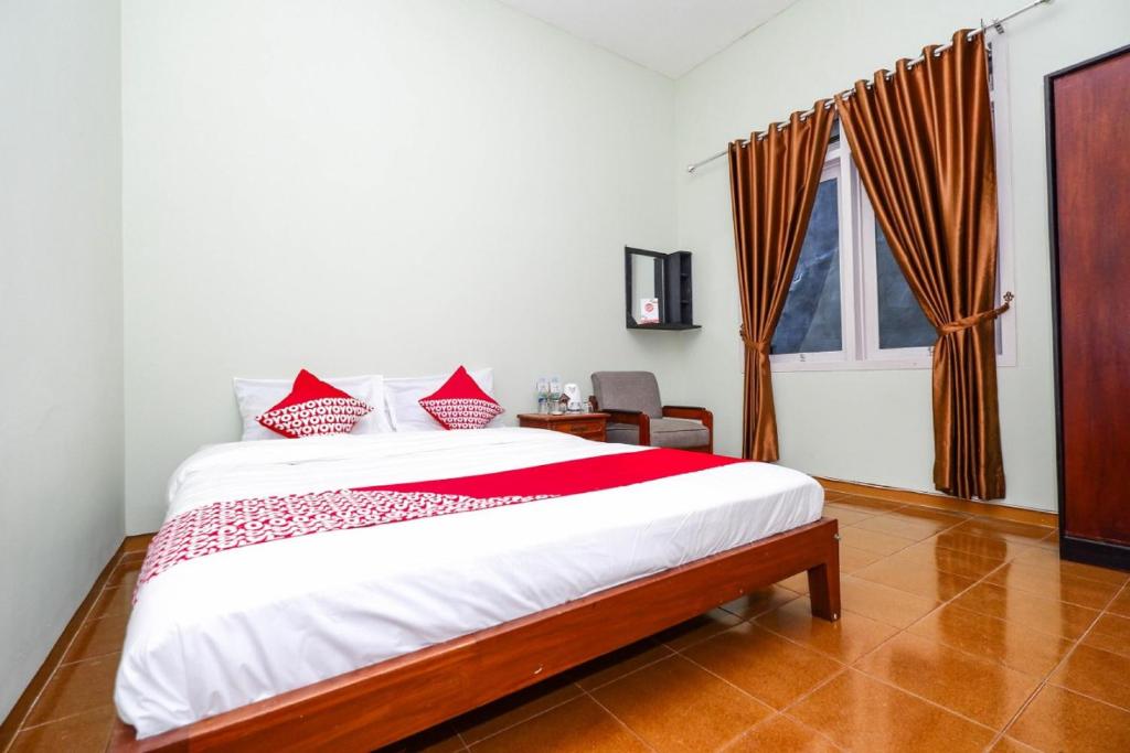 梭罗Super OYO 1414 Paviliun Permata的一间卧室设有一张大床和一个窗户。