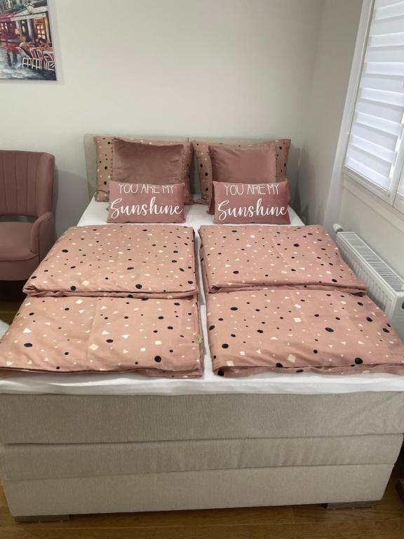 诺维萨德Spring deluxe的一张带两张床单和枕头的床