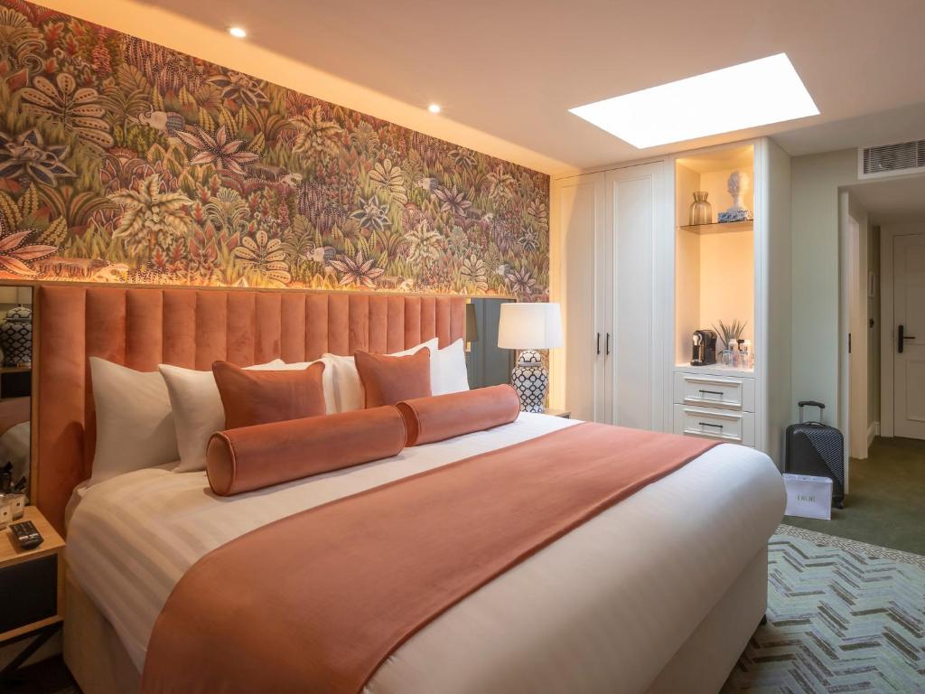 戈尔韦HYDE Hotel的一间卧室配有一张带壁画的大床