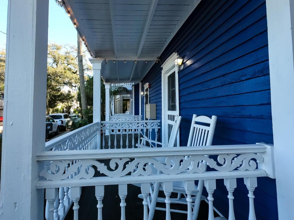 圣奥古斯丁Villa Mulvey #1的门廊上带白色椅子的蓝色房子