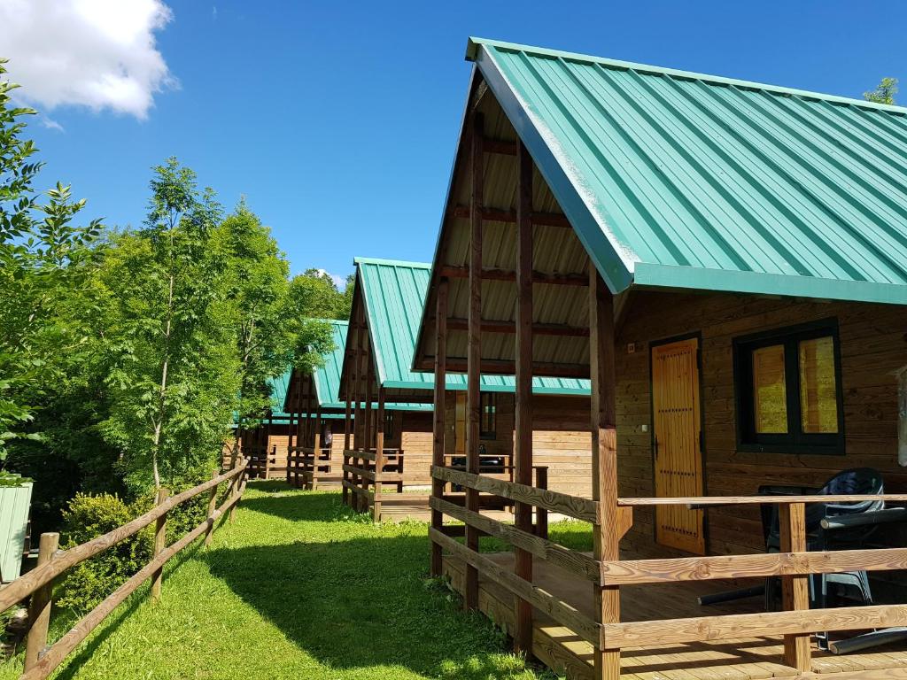 里贝斯的弗里瑟瓦尔德里柏斯营地酒店的小木屋设有绿色屋顶和围栏