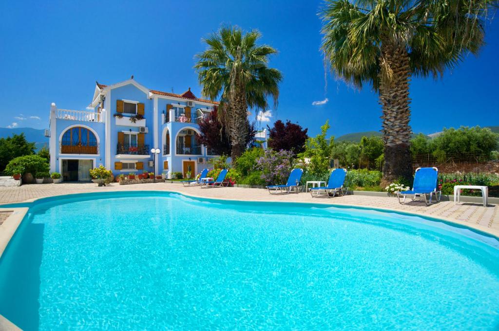 萨米尼科斯一室公寓及公寓酒店的别墅前设有游泳池