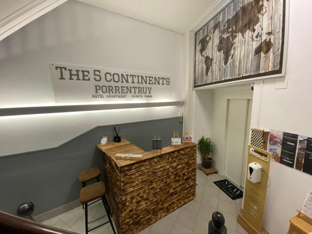 波朗特吕The 5 Continents - All 3 floors by Stay Swiss的读一则在房间读大洲 ⁇ 的标语