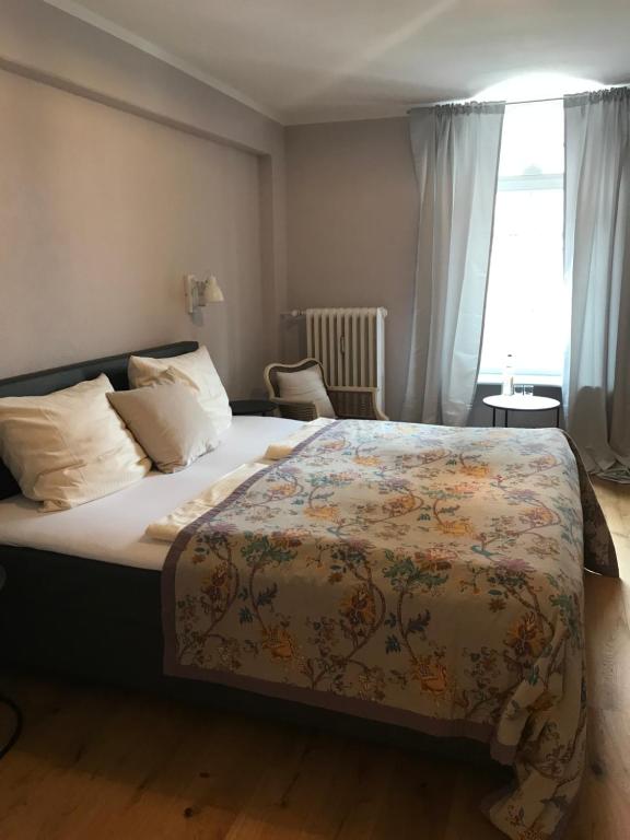 特拉本特拉巴赫Augusta Trarbach的一间卧室配有一张带花卉图案的毯子的大床