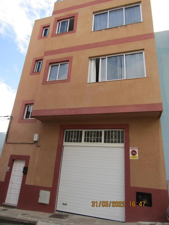 拉拉古纳ACOGEDOR PISO EN SAN CRISTOBAL DE LA LAGUNA的建筑上设有白色车库门