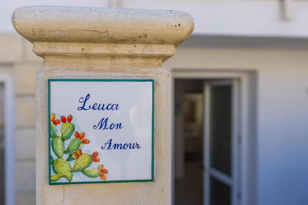 莱乌卡Leuca Mon Amour的仙人掌石柱上的标志