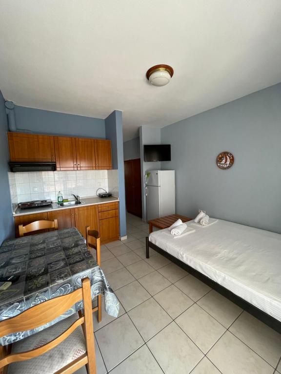 克拉默特Artemis Hotel Apartments的带两张床的房间和厨房