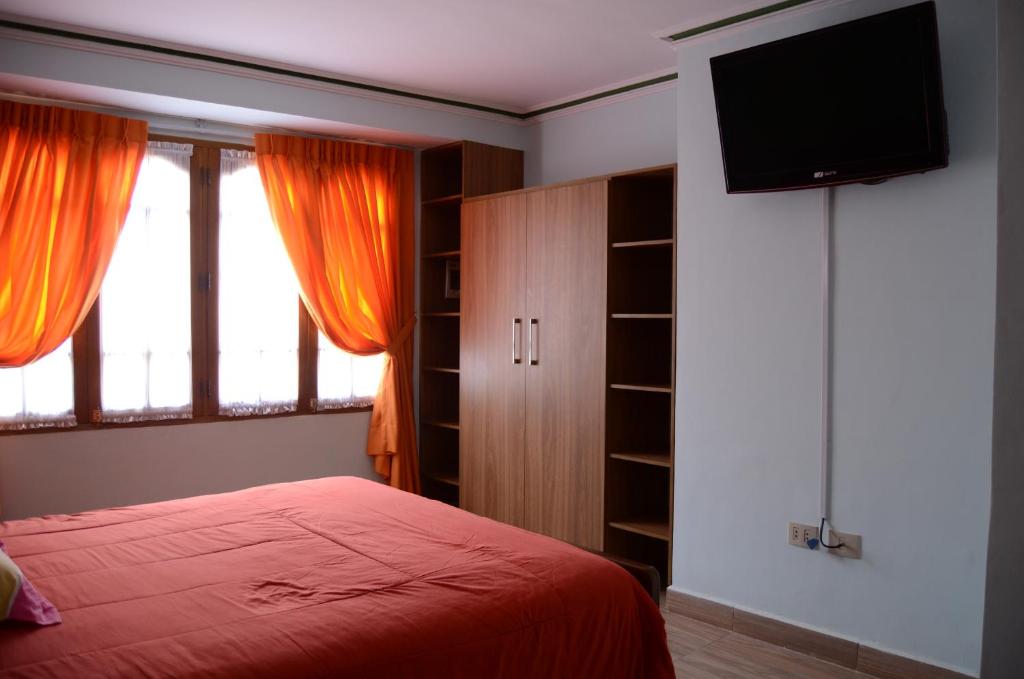 苏克雷Hermoso departamento confortable y estratégico的一间卧室配有一张床和一台平面电视