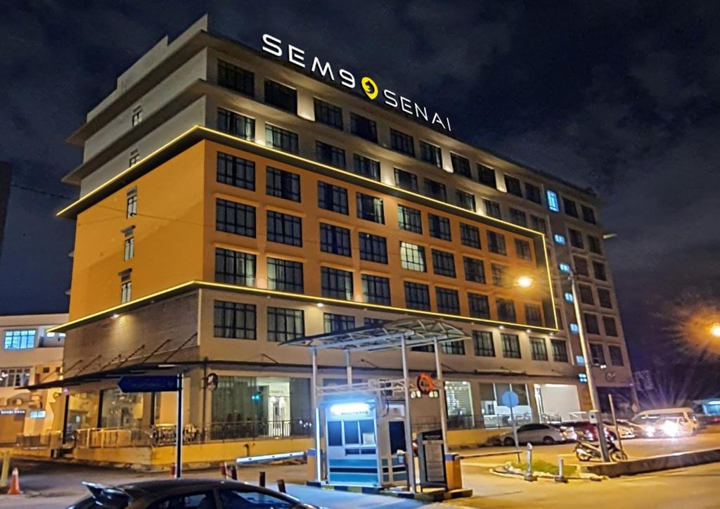 古来SEM9 Senai "Formerly Known As Perth Hotel"的前面有加油站的建筑物