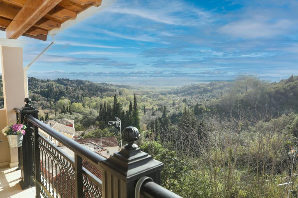 AntipernoíNuvola Verde的阳台享有山谷美景。